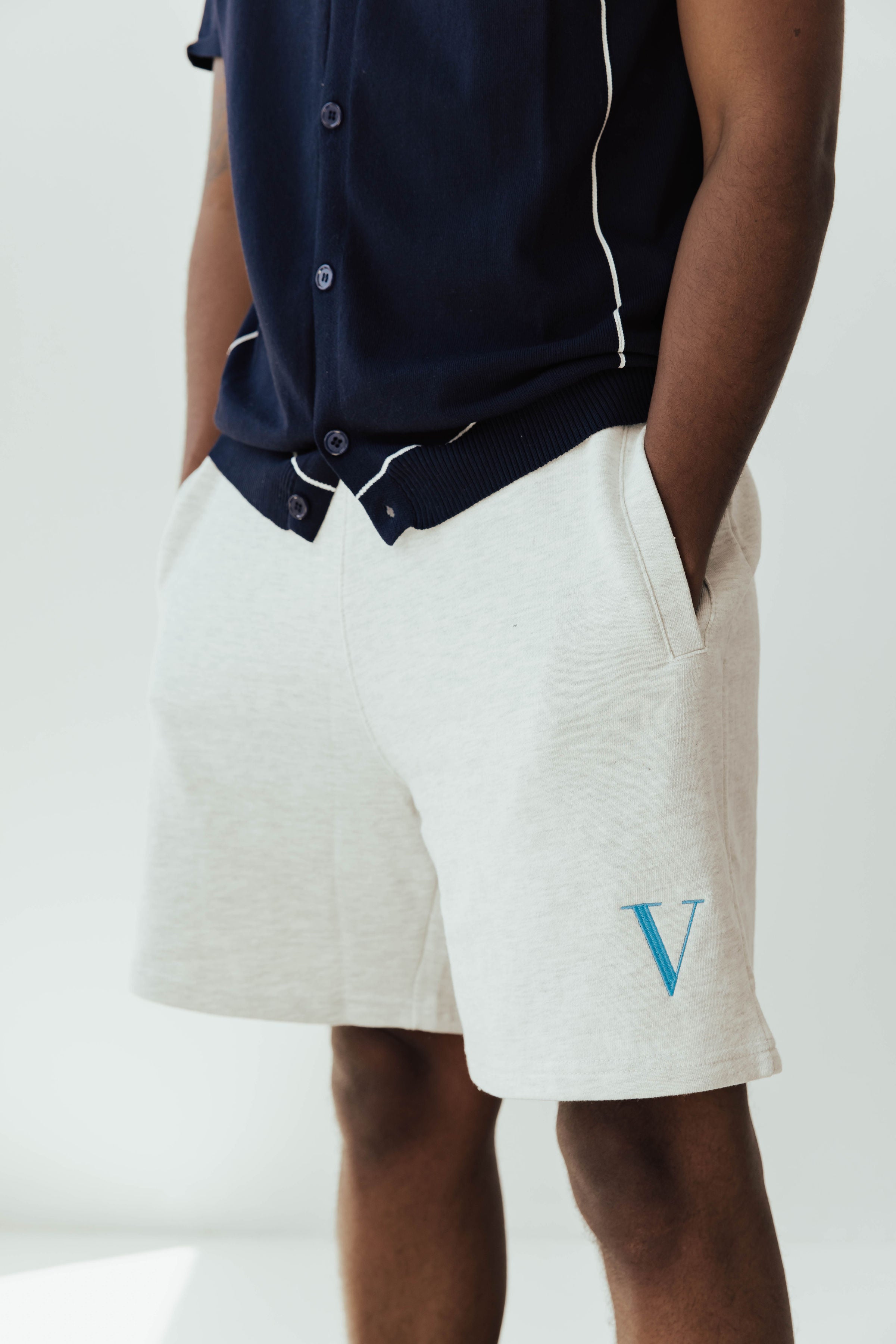 V' Logo Sweat Shorts – Vahlt